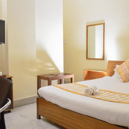 River Breeze Home A Comfort Stay Гувахати Экстерьер фото