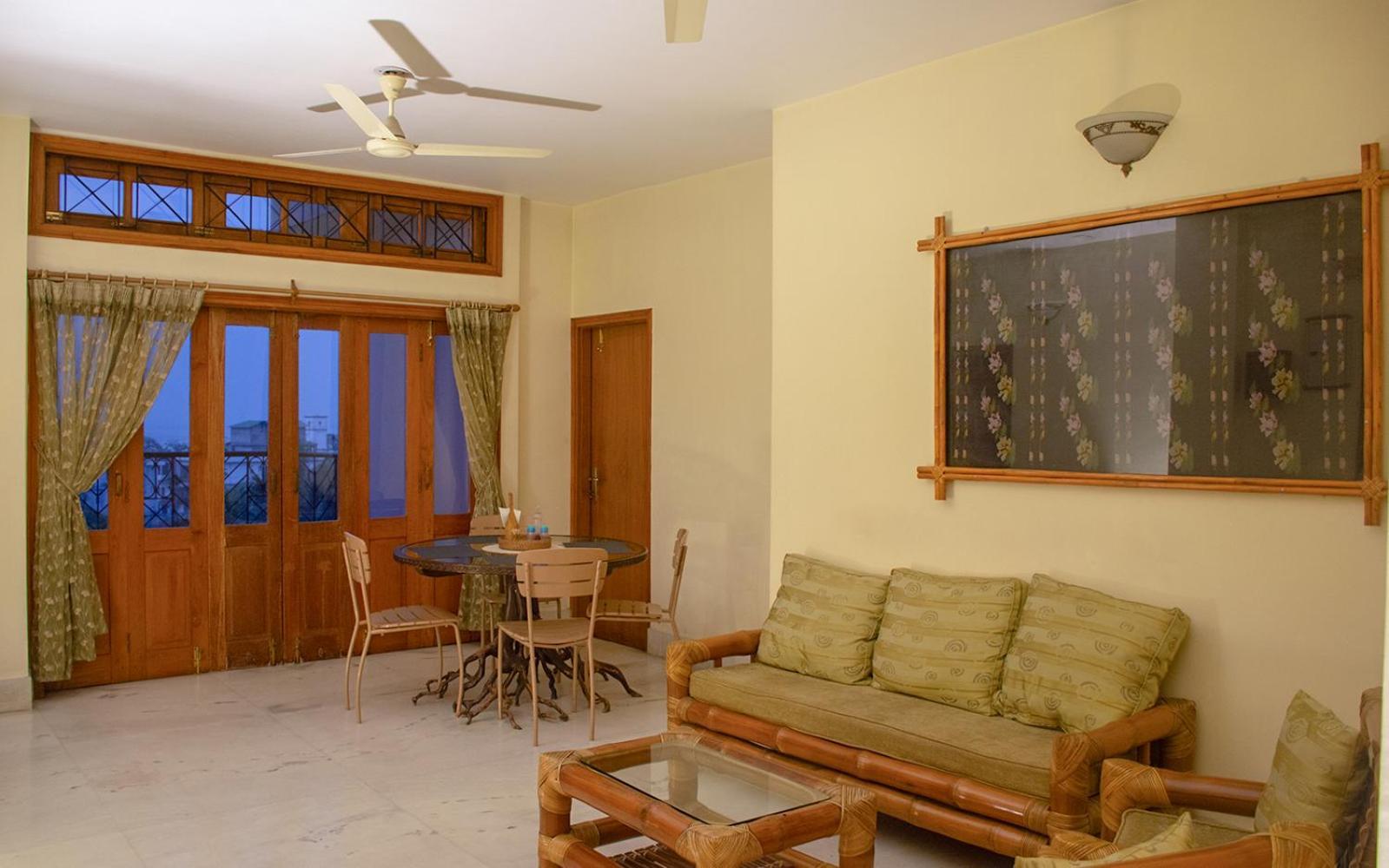 River Breeze Home A Comfort Stay Гувахати Экстерьер фото