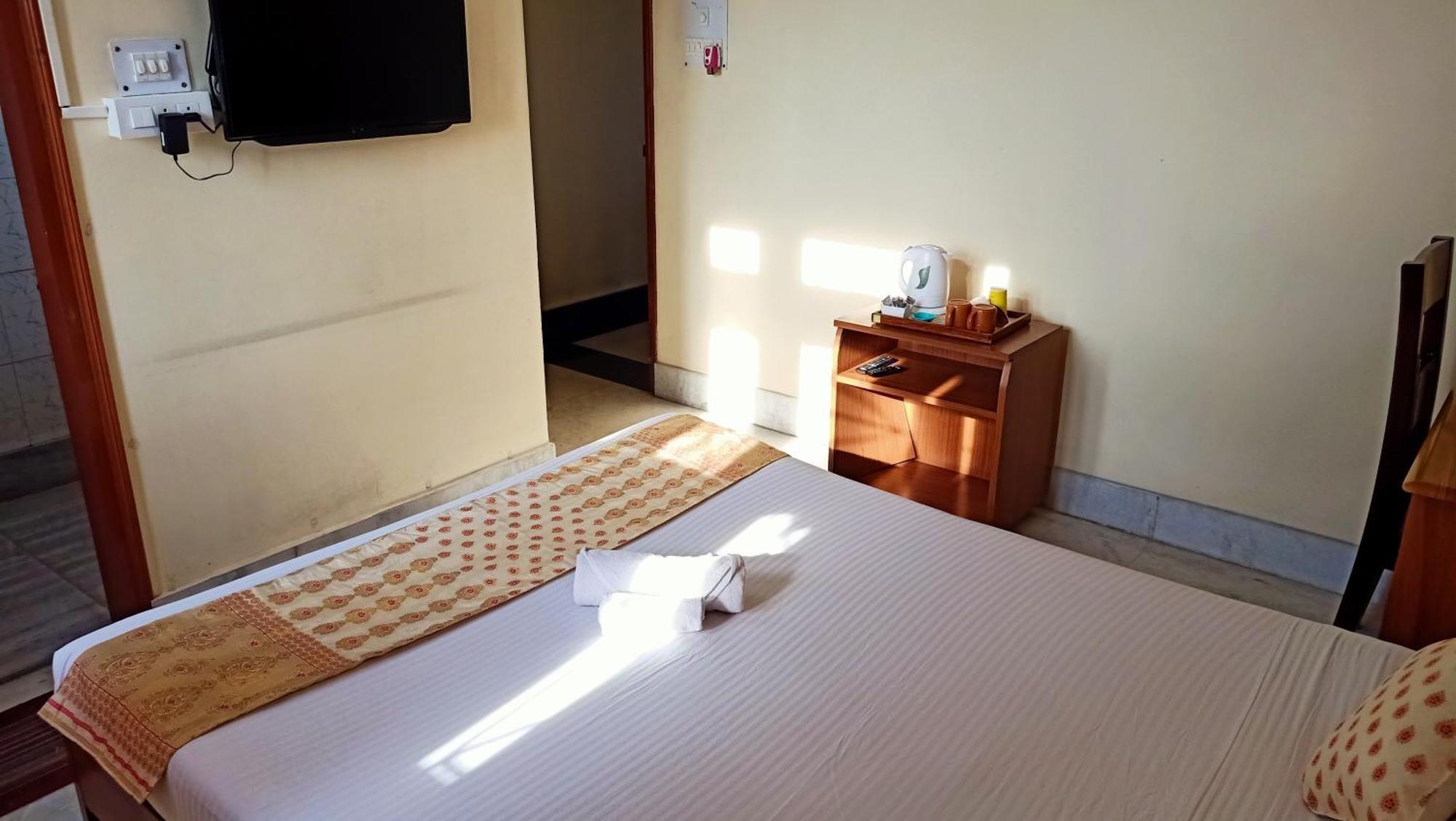 River Breeze Home A Comfort Stay Гувахати Экстерьер фото