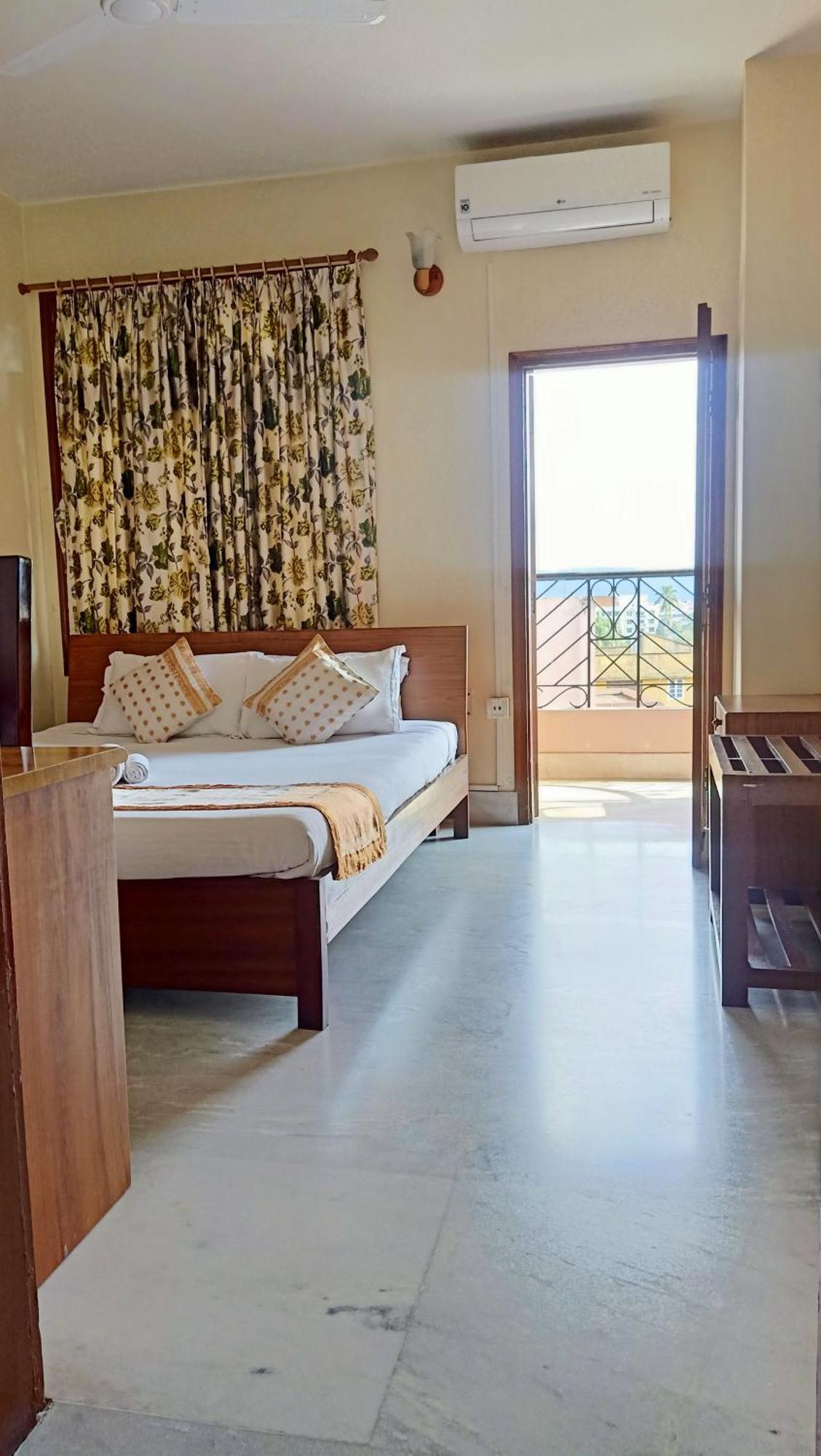 River Breeze Home A Comfort Stay Гувахати Экстерьер фото