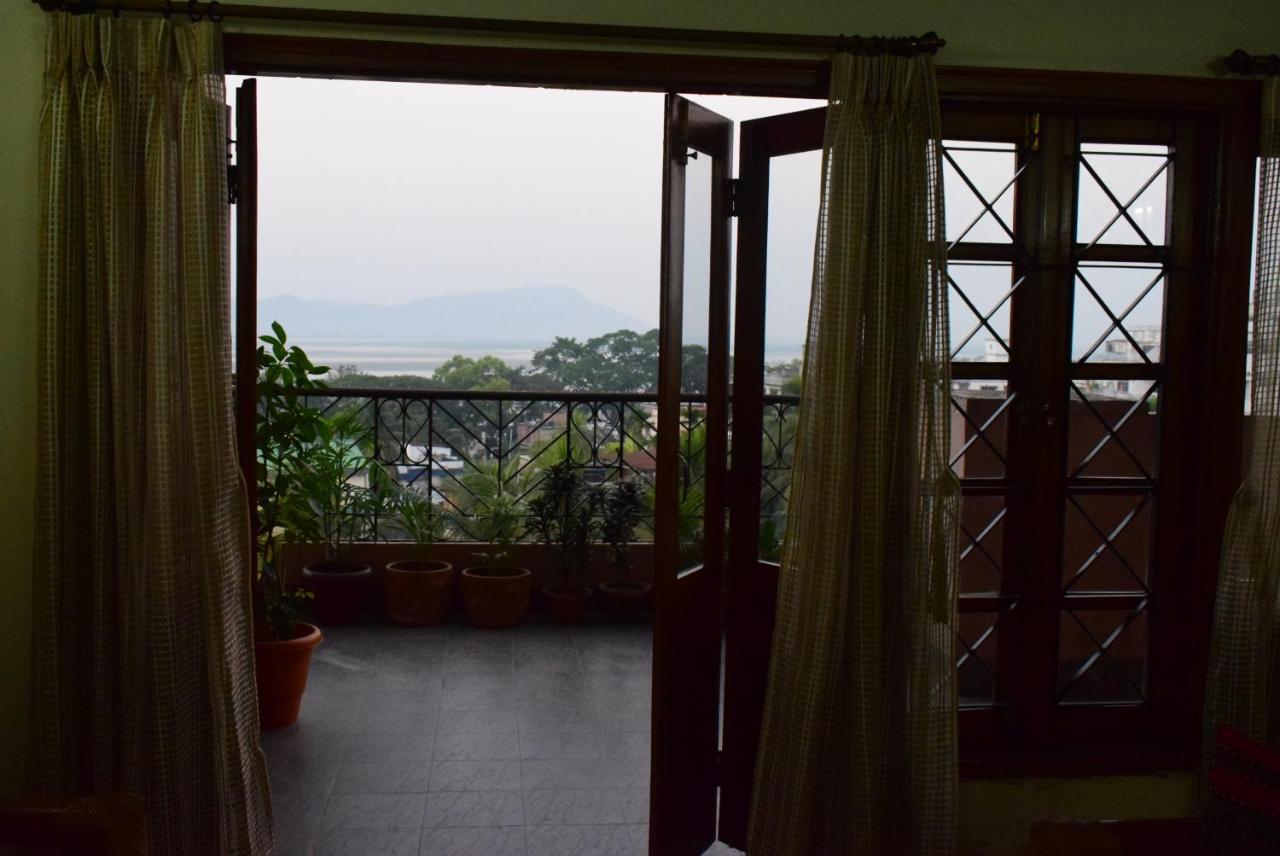 River Breeze Home A Comfort Stay Гувахати Экстерьер фото